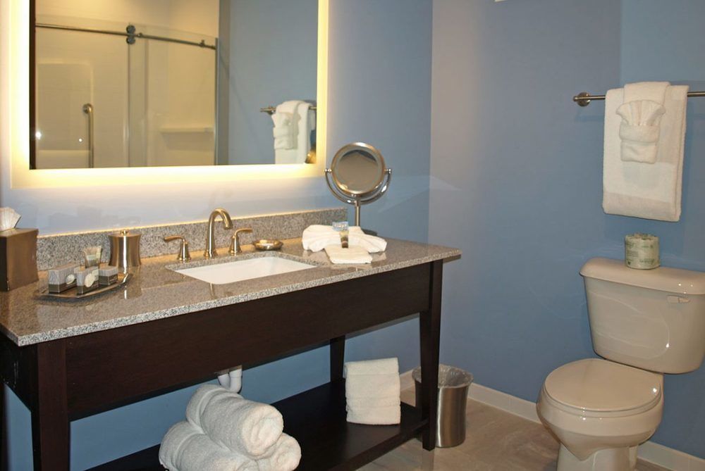 Hotel At Downs Batavia